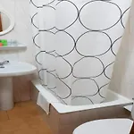 In Guest - Cozy Single With Shared Bathroom