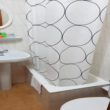 In Guest - Cozy Single With Shared Bathroom